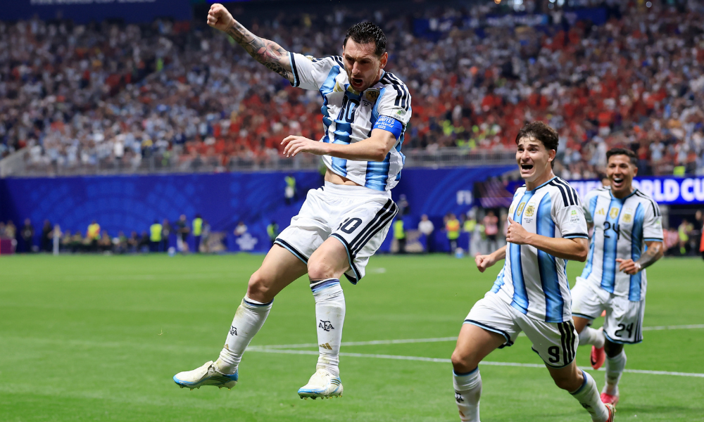 Lionel Messi comemorando seu gol em Argentina x Egito, nesta terça-feira (7)