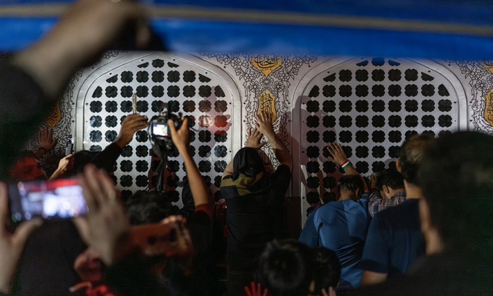 Pessoas comparecem ao funeral do líder supremo do Irã, Ali Khamenei, em Mashhad