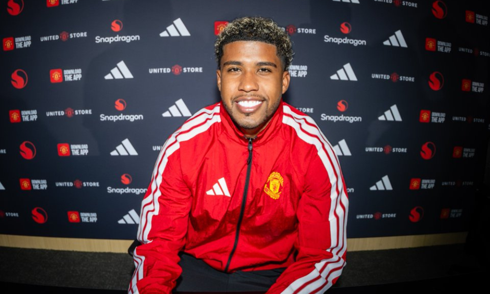 Manchester United anuncia brasileiro Andrey Santos, volante revelado pelo Vasco