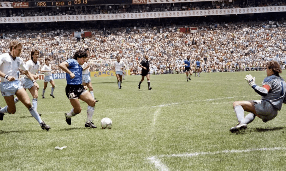 Diego Maradona driblando o goleiro para marcar o segundo gol da Argentina na partida contra a Inglaterra, na Copa do Mundo de 1986. Foto: Fifa