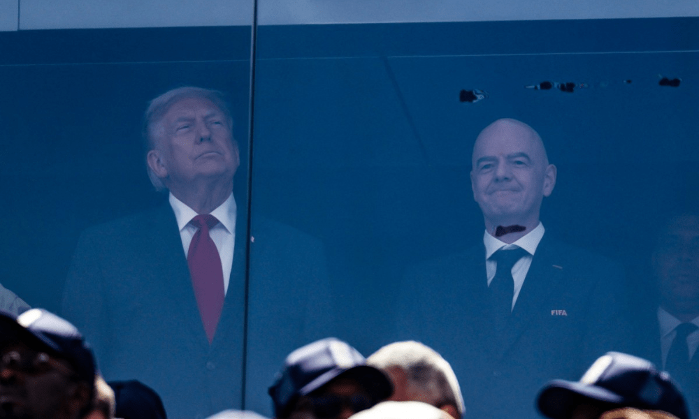 Presidente dos EUA, Donald Trump, e o presidente da Fifa, Gianni Infantino, durante a final da Copa neste domingo (19)