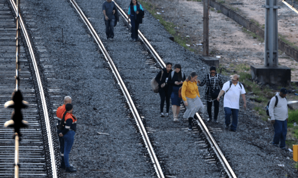 Prefeitura suspende rodízio na zona leste de SP após falhas nas linhas de trem