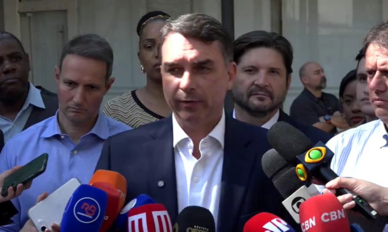 Senador Flávio Bolsonaro (PL), candidato à Presidência da República, durante coletiva na sexta-feira (31)