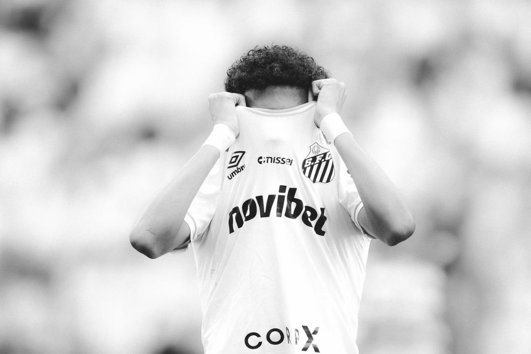 Filho de Robinho recua de homenagem ao pai e mira recomeço no Santos