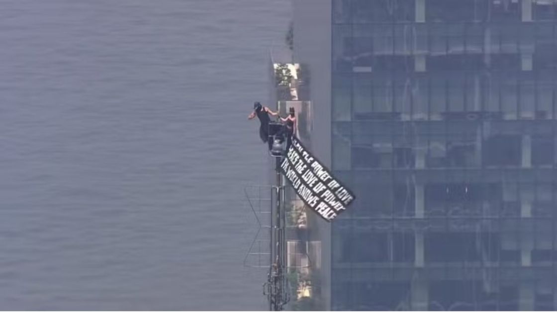 Dupla escalou até o topo do Empire State Building para protestar e ficarem noivos