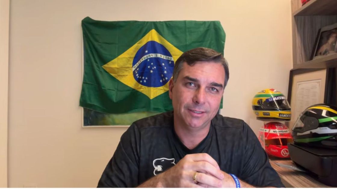 Flávio Bolsonaro durante live em seu canal no Youtube