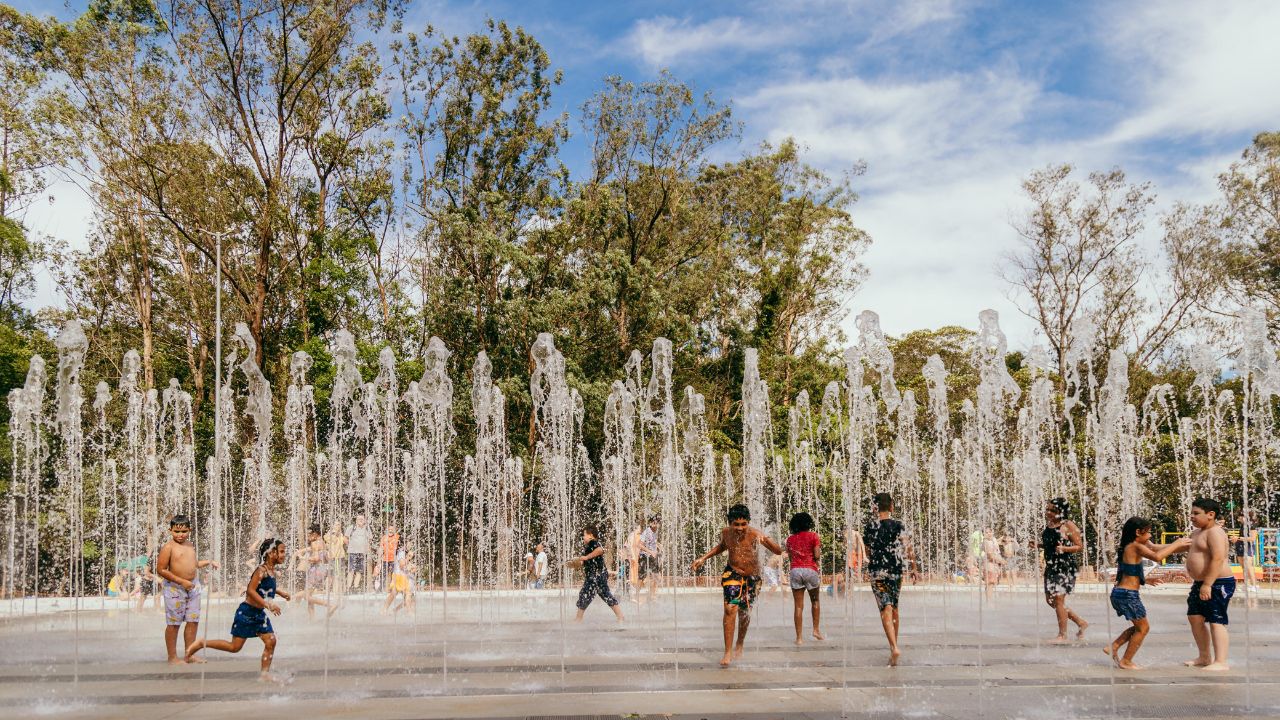 Roteiro de verão: melhores parques com fontes interativas para refrescar as crianças em SP e NY