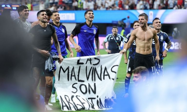 Jogadores da Argentina exibem uma faixa com a frase em espanhol "As Malvinas (Ilhas Falkland) pertencem à Argentina" após vencerem a semifinal da Copa do Mundo de 2026 entre Inglaterra e Argentina, no Atlanta Stadium, em Atlanta