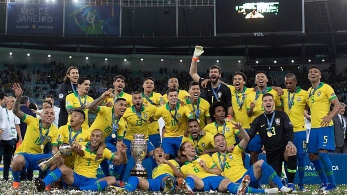 Seleção Brasileira comemorando título da Copa América 2019.