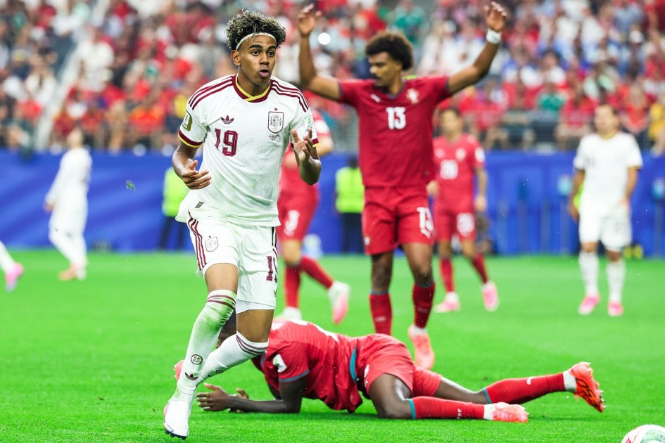 Nuno Mendes, jogador de Portugal, e Lamine Yamal, jogador da Espanha, durante a partida das oitavas de final entre Portugal x Espanha na Copa do Mundo da FIFA, no Estádio de Dallas, no Texas, Estados Unidos, nesta segunda-feira (06). 06/07/2026