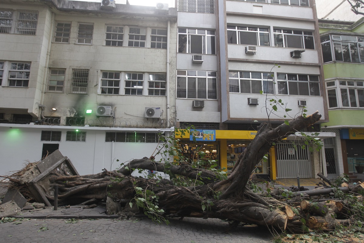 Polícia investiga morte de três eletrocutados após ventania no Rio