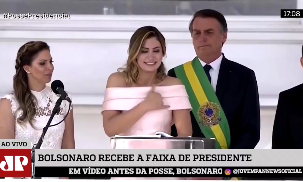 Michelle Bolsonaro discursando em Libras na cerimônia de posse de seu marido Jair.