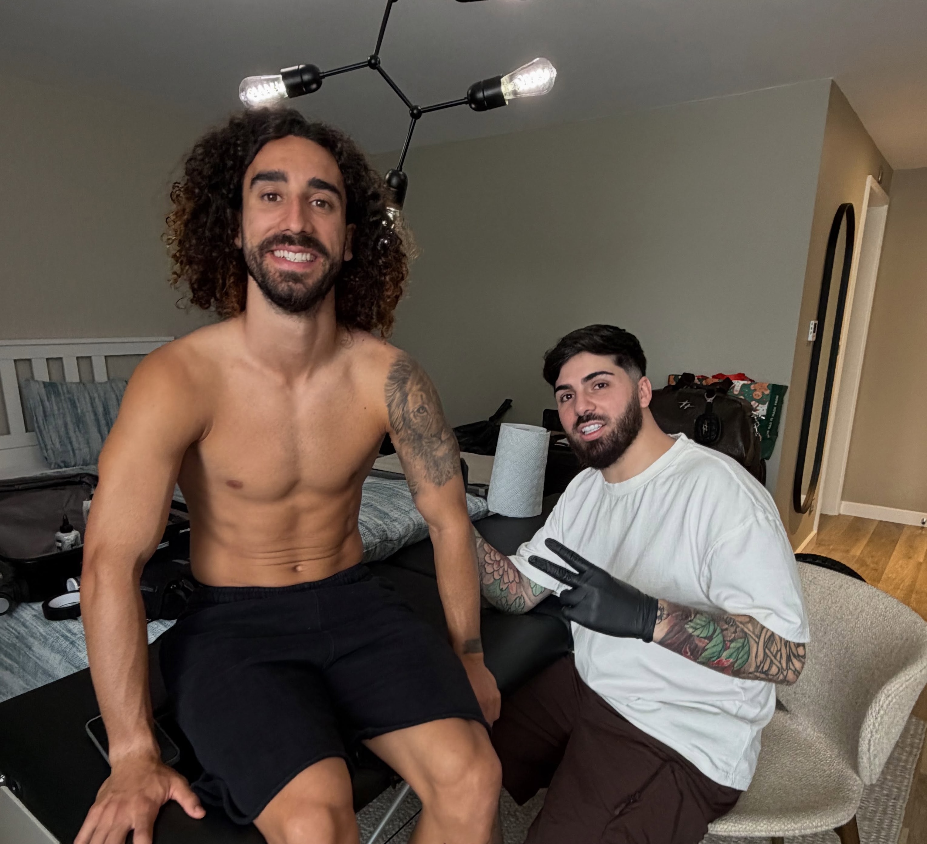 Cucurella cumpre promessa e tatua rosto de técnico após vencer a Copa