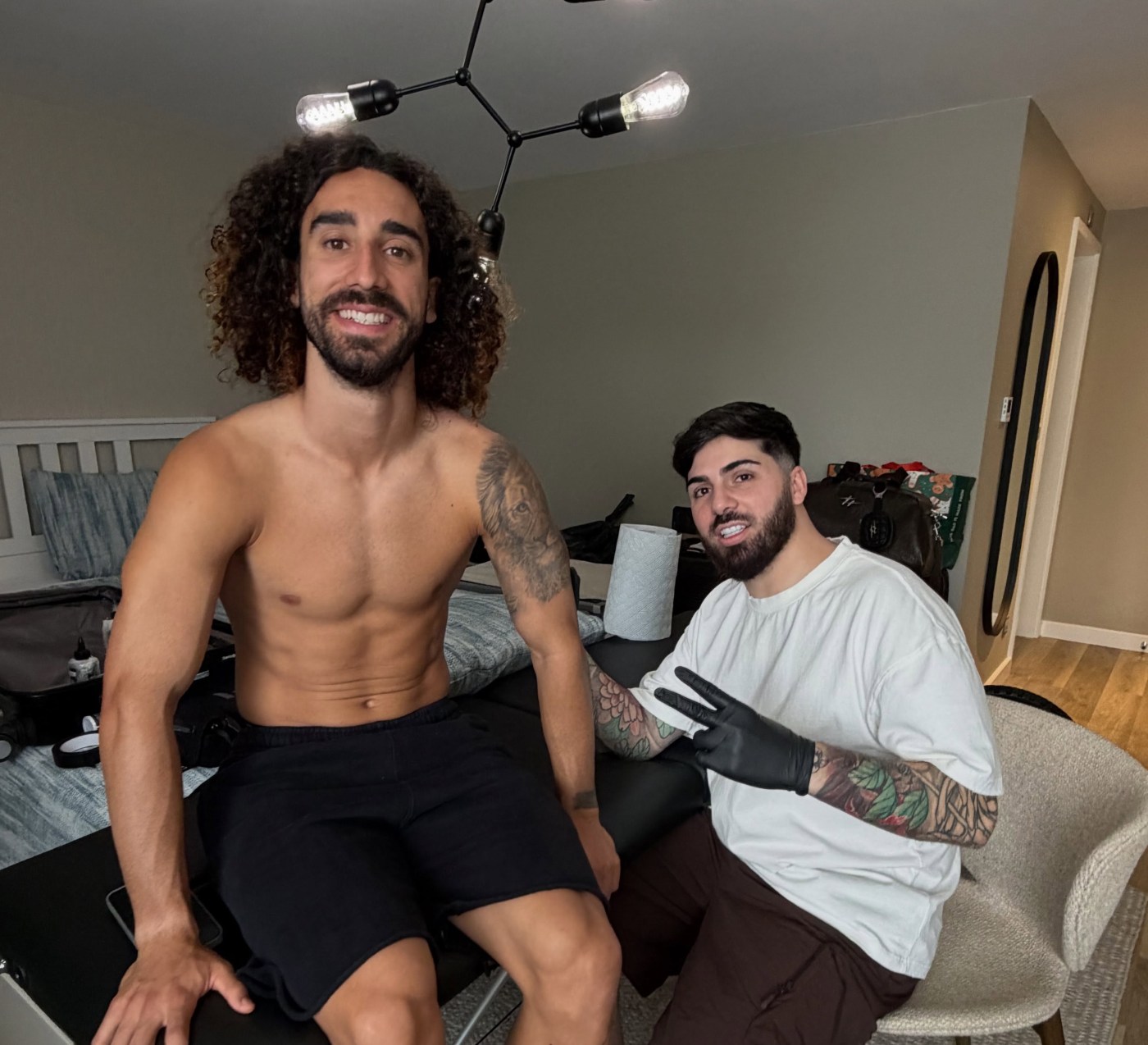 Cucurella cumpre promessa e tatua rosto de técnico após vencer a Copa