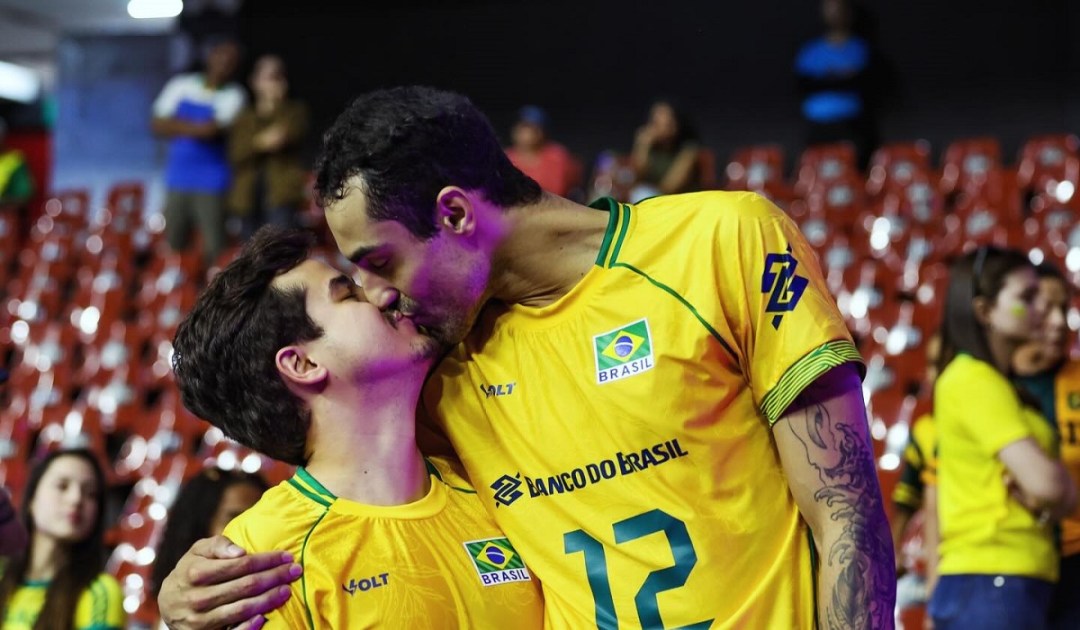 Atleta de vôlei Douglas Souza beija marido com camisa da Seleção Brasileira