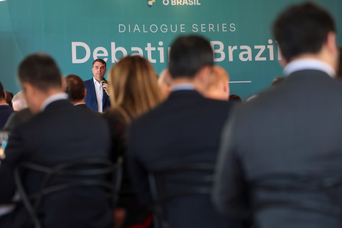 Em evento com diplomatas, Flávio repete Bolsonaro e divulga dado falso sobre urna eletrônica