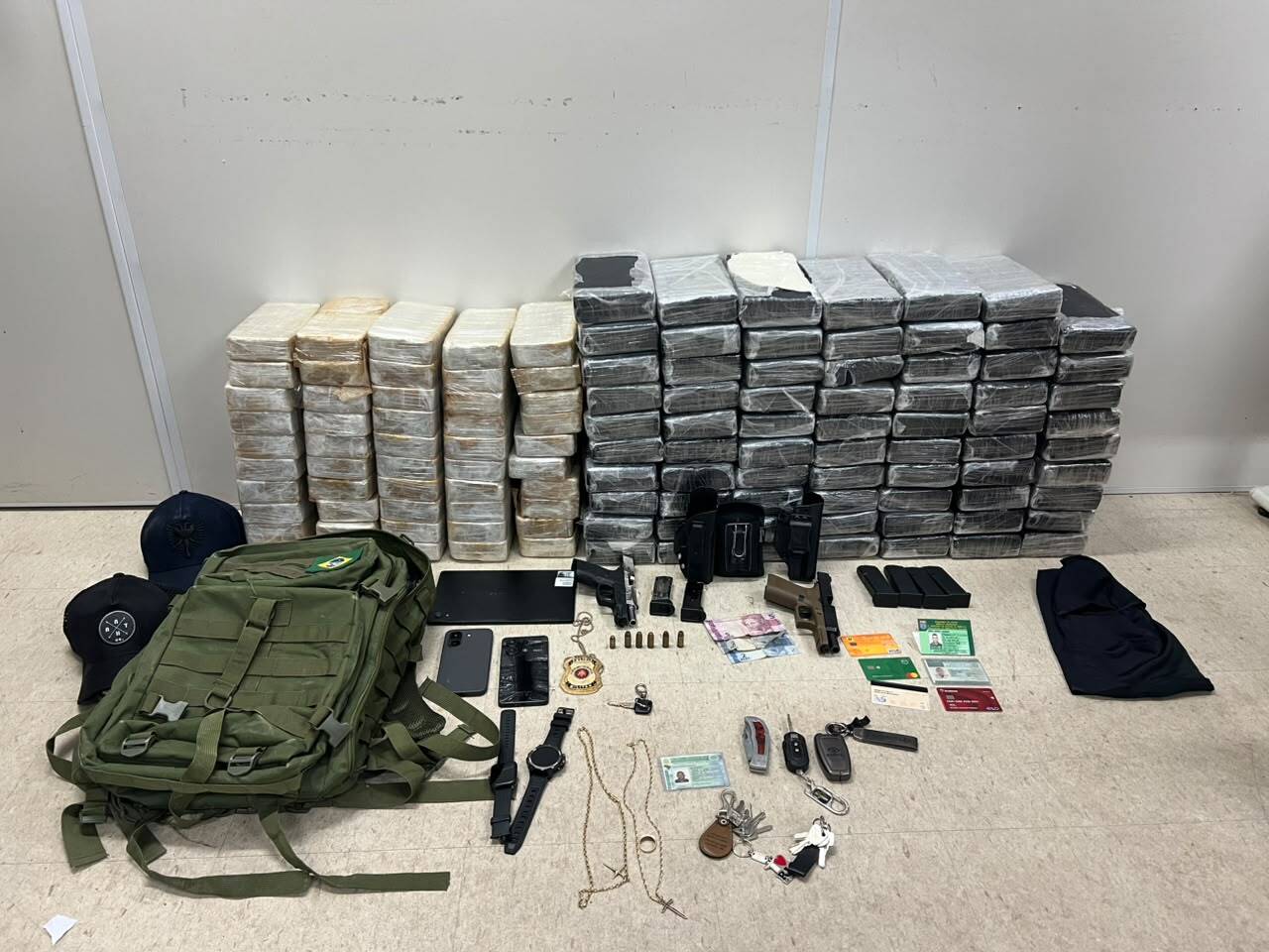 Estudante de direito e PM são presos com armas e 119 kg de drogas em shopping na BA
