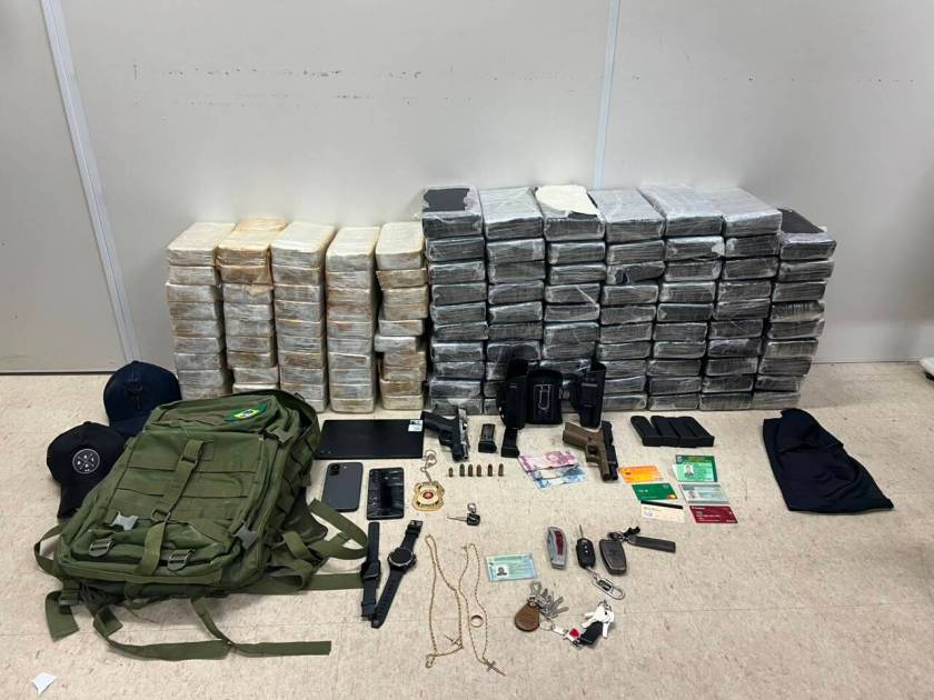 Entorpecentes, armas e munições encontrados na Bahia.