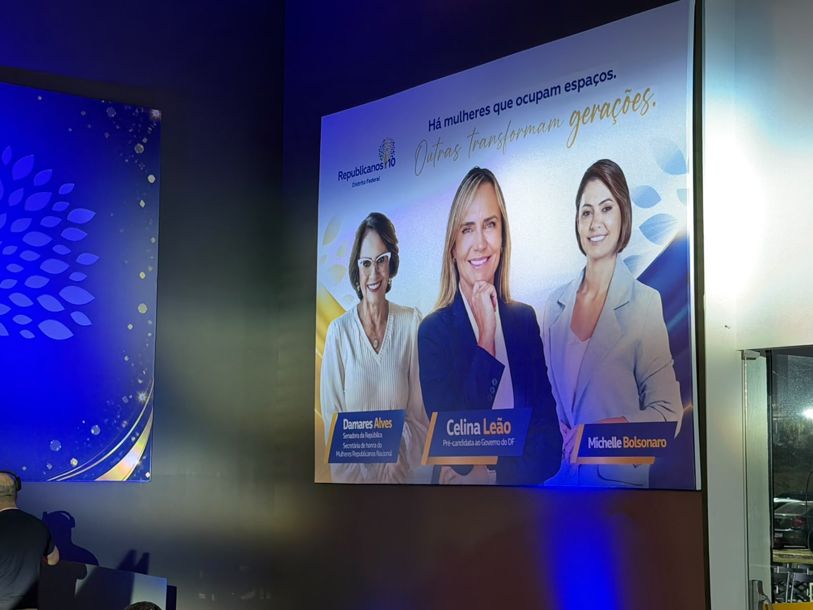 Sem confirmar candidatura, Michelle Bolsonaro estampa banner em convenção do Republicanos no DF