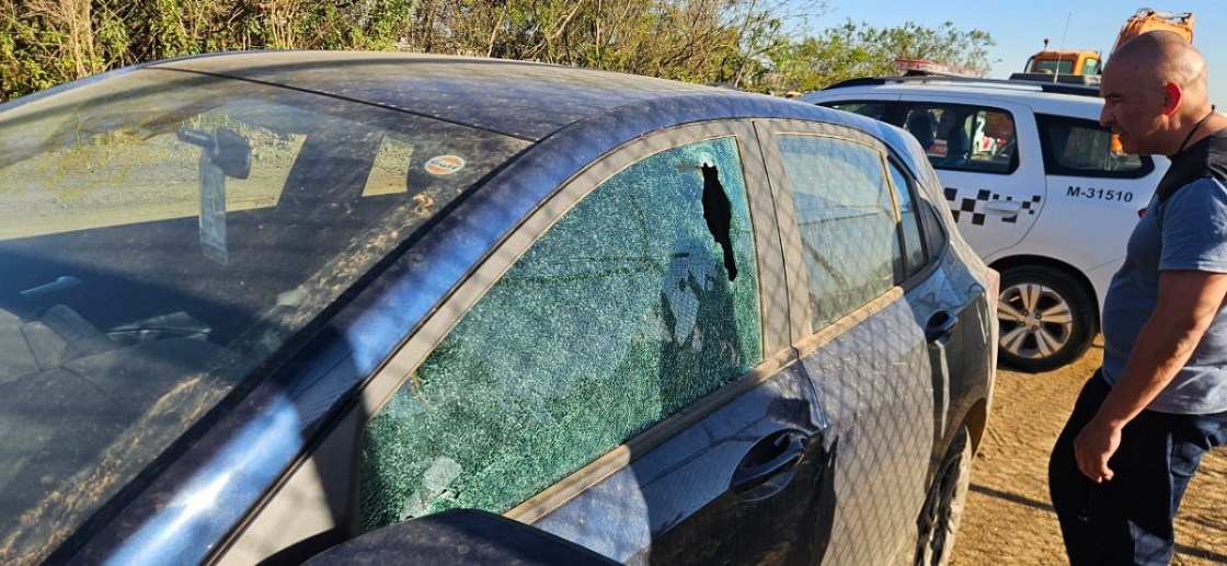 Carro atingido durante troa de tiros no Aeroporto de Guarulhos