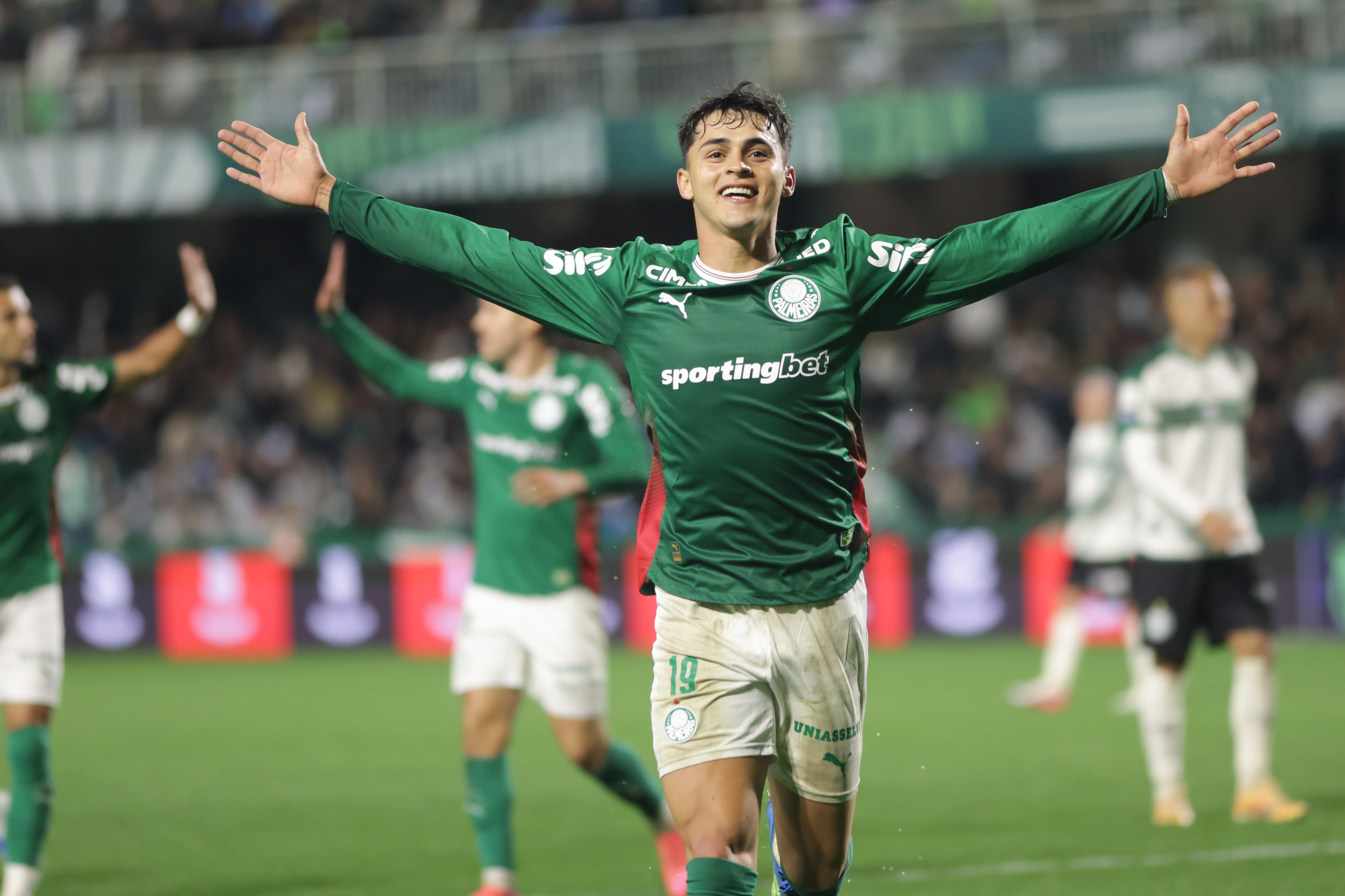 Maurício e Sosa voltam inspirados da Copa, e Palmeiras vence Coritiba por 3 a 1