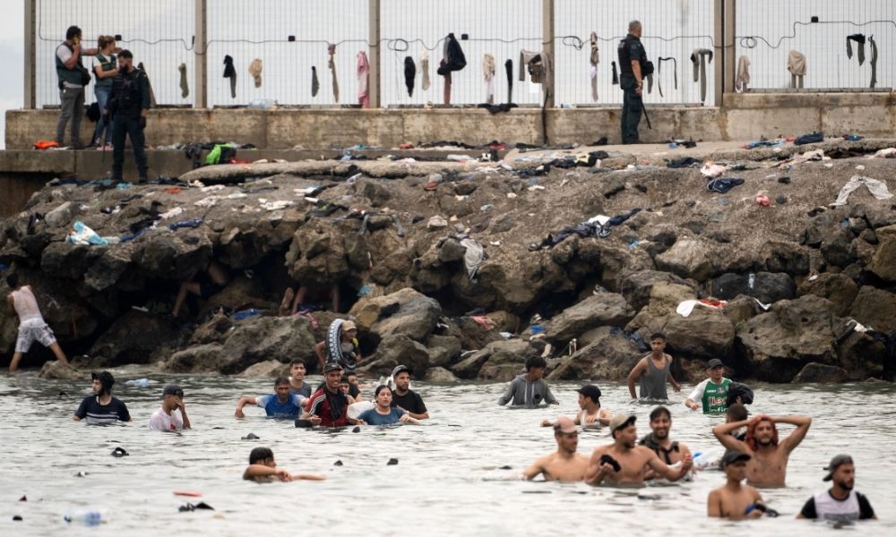 Espanha reforça fronteira com Marrocos; número de imigrantes mortos chega a 67 - QTU Questões do Universo