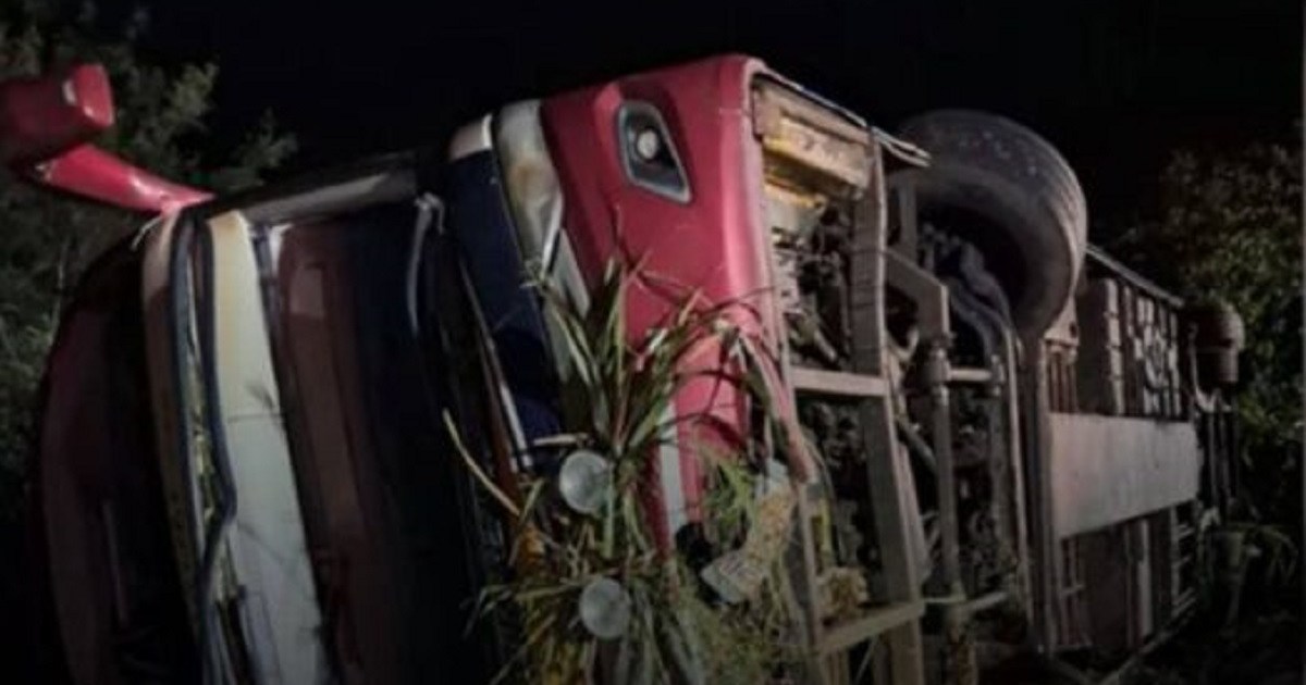 Ônibus com dançarinos do Paraguai cai em ribanceira em SC e deixa 3 mortos