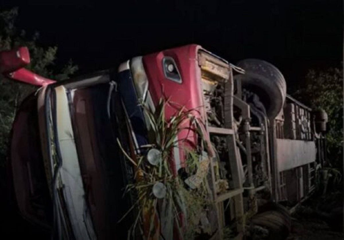 Ônibus com dançarinos do Paraguai cai em ribanceira em SC e deixa 3 mortos