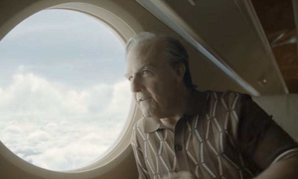 Tom Cruise surge irreconhecível em trailer de Digger