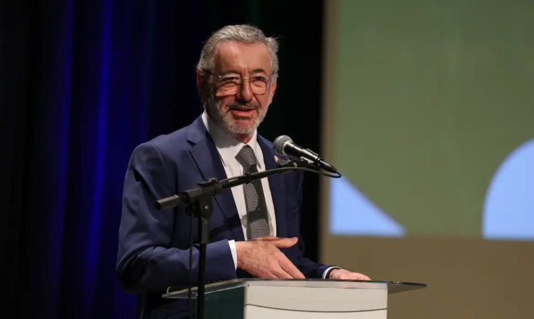 Ministro do Desenvolvimento, Indústria, Comércio e Serviços (Mdic), Márcio Elias Rosa, fala em pulpito