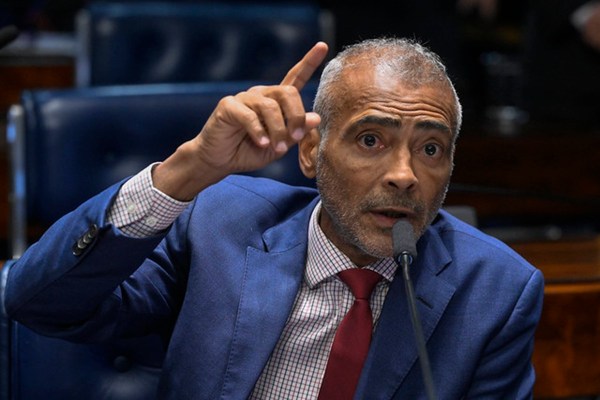 Romário anuncia saída do PL e apoio à candidatura de Eduardo Paes no RJ