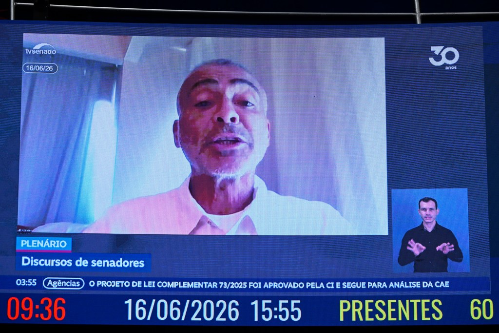 Por videoconferência, senador Romário (RJ) participa de sessão no plenário
