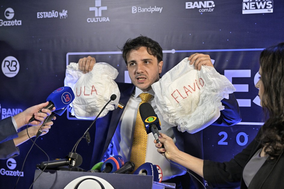 Renan Santos segura fraudas para Flávio e Lula