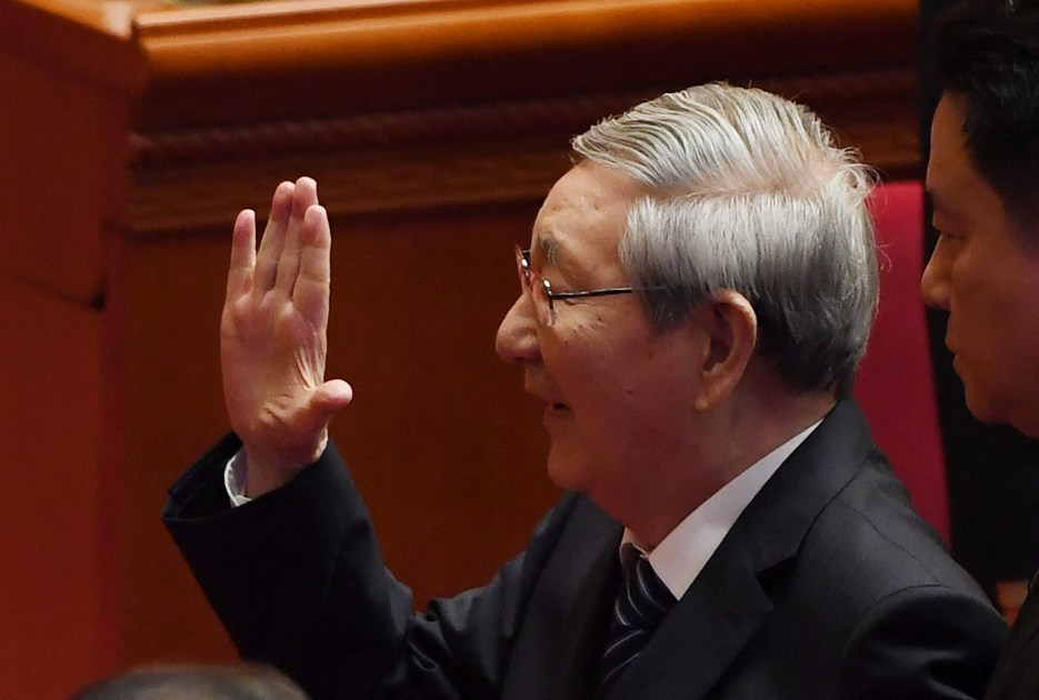 O ex-primeiro-ministro chinês Zhu Rongji acena para os delegados ao sair após a sessão de encerramento do 19º Congresso do Partido Comunista no Grande Salão do Povo, em Pequim, em 24 de outubro de 2017.