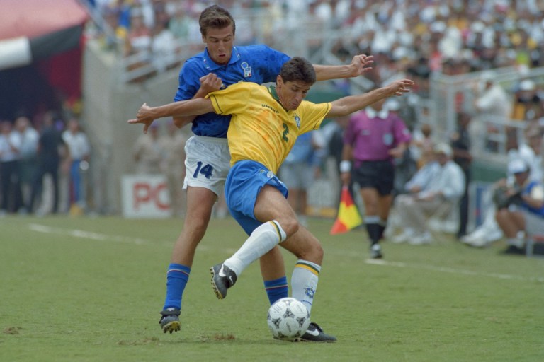 O brasileiro Jorginho (D) disputa o controle da bola com o italiano Nicola Berti durante a partida final entre Brasil e Itália da 15ª Copa do Mundo de futebol no estádio Rose Bowl, em Pasadena, em 17 de julho de 1994