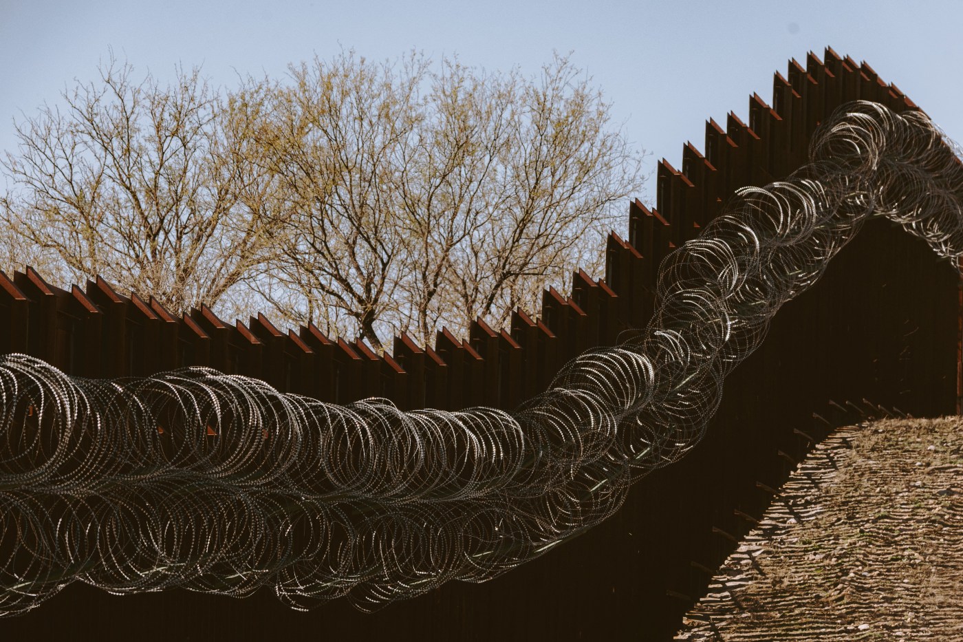 Trump conta com verba de US$ 46,5 bi para ampliar muro na fronteira com México