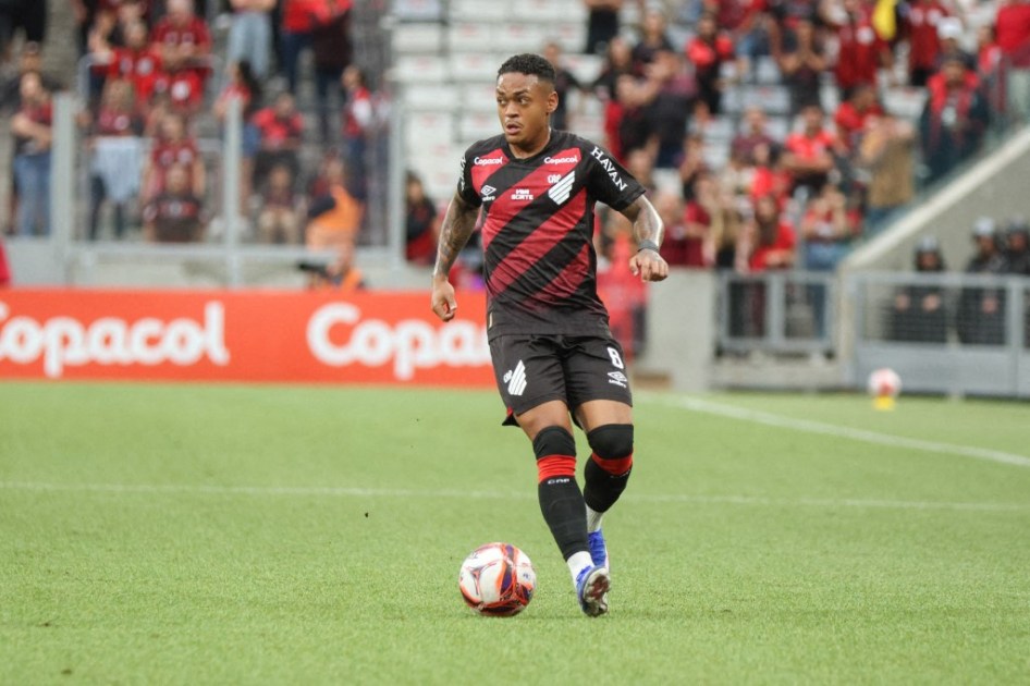 Leo Derik, jogador do Athletico-PR, durante partida contra o Londrina no estádio Arena da Baixada, pelo Campeonato Paranaense de 2026