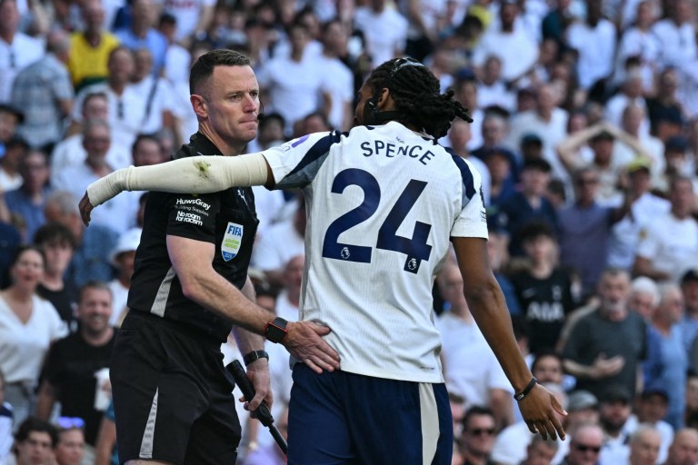 O defensor inglês do Tottenham Hotspur, camisa 24, Djed Spence, questiona o árbitro assistente após ele não assinalar um escanteio durante a partida de futebol da Premier League entre Tottenham Hotspur e Everton, no Tottenham Hotspur Stadium, em Londres, em 24 de maio de 2026