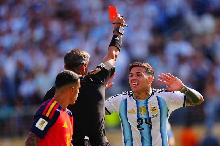 EAST RUTHERFORD, NOVA JERSEY – 19 DE JULHO: O árbitro Slavko Vincic mostra o cartão vermelho para Enzo Fernández, da Argentina, durante a final da Copa do Mundo da FIFA 2026 entre Espanha e Argentina, no New York New Jersey Stadium, em East Rutherford, Nova Jersey, EUA, em 19 de julho de 2026. Evrim Aydin / Anadolu (Foto de Evrim Aydin / Anadolu via AFP)