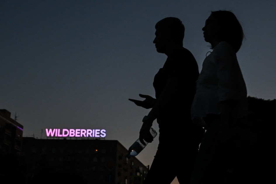 Um casal passa por um letreiro da "Wildberries" no centro de Moscou em 3 de agosto de 2026