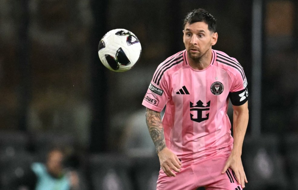 O atacante argentino camisa 10 do Inter Miami, Lionel Messi, observa a bola durante a partida de futebol da fase de grupos da Leagues Cup 2026 entre Inter Miami CF e Atlético de San Luis no Nu Stadium, em Miami, Flórida, em 5 de agosto de 2026