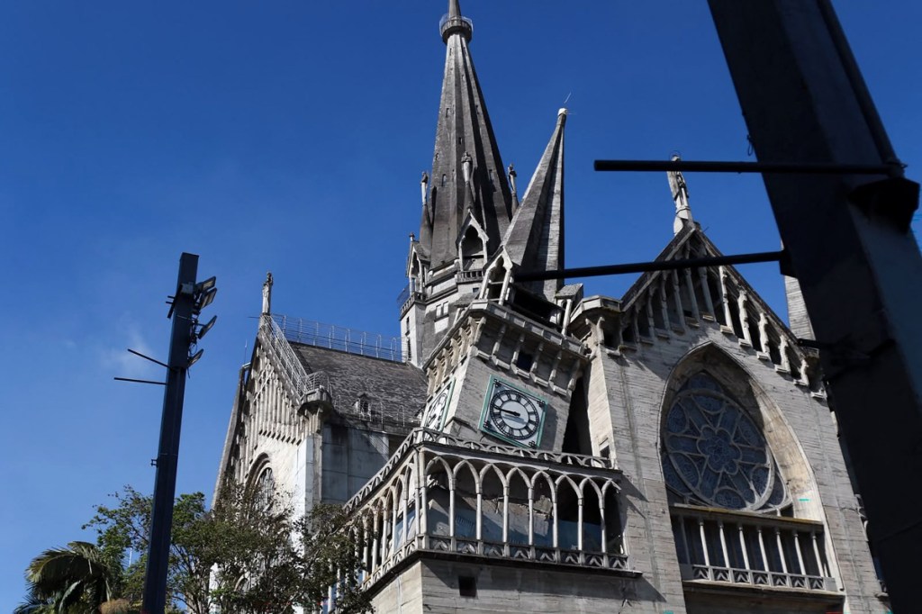 Os danos sofridos pela Catedral de Manizales são mostrados após o terremoto em Manizales, Colômbia, em 10 de agosto de 2026