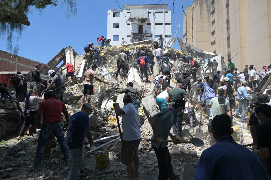 Pessoas buscam sobreviventes em meio aos escombros de um prédio que desabou após um terremoto em Cali, na Colômbia, em 10 de agosto de 2026. Um forte terremoto atingiu a Colômbia e países vizinhos da América Latina em 10 de agosto de 2026; equipes médicas correram para socorrer vítimas após danos e desabamentos de edifícios em várias cidades. O serviço geológico colombiano e sua contraparte americana, o USGS, estimaram a magnitude em 7,4, com epicentro a 100 km de profundidade, no oeste do país. Inicialmente, a Colômbia havia estimado a magnitude em 6,6. (Foto de JOAQUIN SARMIENTO / AFP)