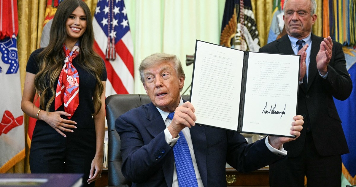 Trump assina ordem que remove recomendação de várias vacinas infantis