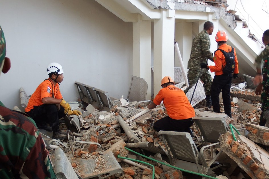 Uma equipe de resgate busca vítimas nas ruínas do Porto Laurensius Say, em Maumere, Sikka, na província de Nusa Tenggara Oriental, em 15 de agosto de 2026, após um terremoto de magnitude 7,7 atingir a Ilha de Flores. (Foto de ARNOLD WELIANTO / AFP)