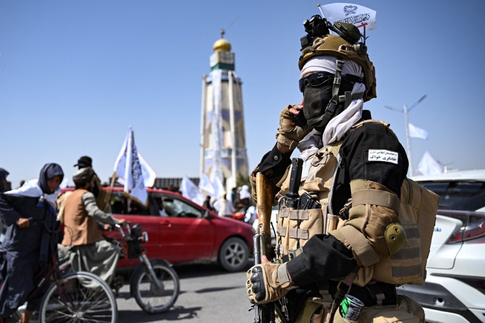 Um membro da segurança do Talibã faz a guarda em uma rua durante as celebrações que marcam o quinto aniversário de seu retorno ao poder, em Kandahar, em 15 de agosto de 2026. O governo do Talibã celebrou cinco anos no comando do Afeganistão em 15 de agosto, com muitas bandeiras e comboios de veículos militares, enquanto críticos denunciavam o endurecimento das restrições em todos os aspectos da vida cotidiana. (Foto de Sanaullah SEIAM / AFP)