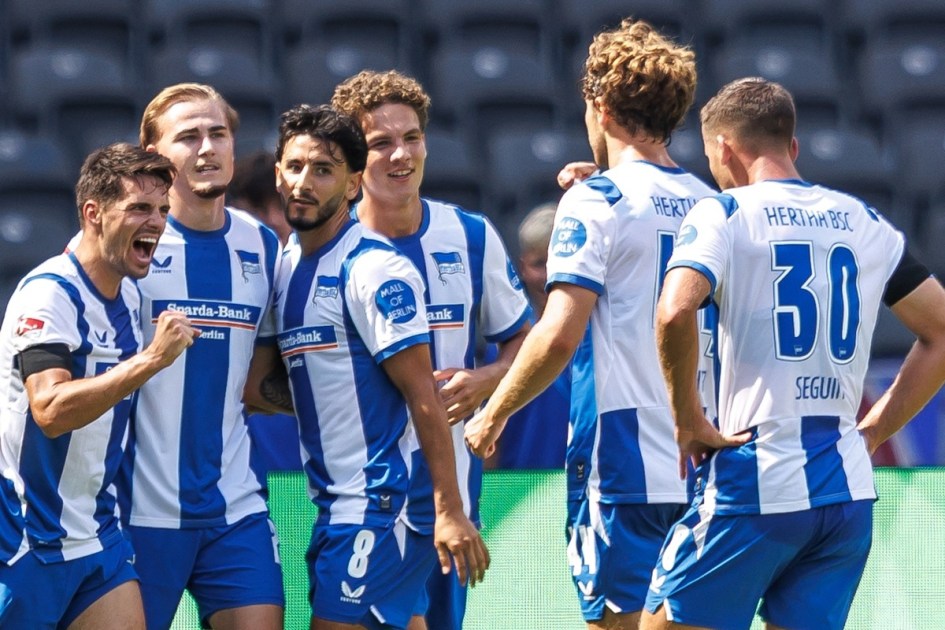 15 de agosto de 2026, Berlim: Futebol masculino, 2ª Bundesliga, Hertha BSC x 1. FC Heidenheim, 2ª rodada, no Estádio Olímpico. Marten Winkler (o segundo da esquerda para a direita, do Hertha BSC) comemora com seus companheiros de equipe o gol que ampliou o placar para 2 a 0. Foto: Andreas Gora/dpa – AVISO IMPORTANTE: De acordo com os regulamentos da Bundesliga e da Federação Alemã de Futebol (DFB), é proibido utilizar ou permitir a utilização de fotografias tiradas no estádio e/ou durante a partida sob a forma de imagens sequenciais e/ou séries de fotos que simulem vídeo. (Foto de Andreas Gora / dpa Picture-Alliance via AFP) 15 de agosto de 2026, Berlim: Futebol masculino, 2ª Bundesliga, Hertha BSC x 1. FC Heidenheim, 2ª rodada, no Estádio Olímpico. Marten Winkler (o segundo da esquerda para a direita, do Hertha BSC) comemora com seus companheiros de equipe o gol que ampliou o placar para 2 a 0. Foto: Andreas Gora/dpa – AVISO IMPORTANTE: De acordo com os regulamentos da Bundesliga e da Federação Alemã de Futebol (DFB), é proibido utilizar ou permitir a utilização de fotografias tiradas no estádio e/ou durante a partida sob a forma de imagens sequenciais e/ou séries de fotos que simulem vídeo. (Foto de Andreas Gora / dpa Picture-Alliance via AFP)