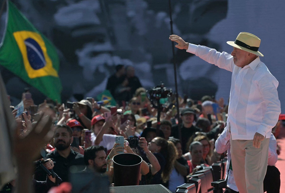 PT aposta no legado de Lula para enfrentar Flávio Bolsonaro na segurança