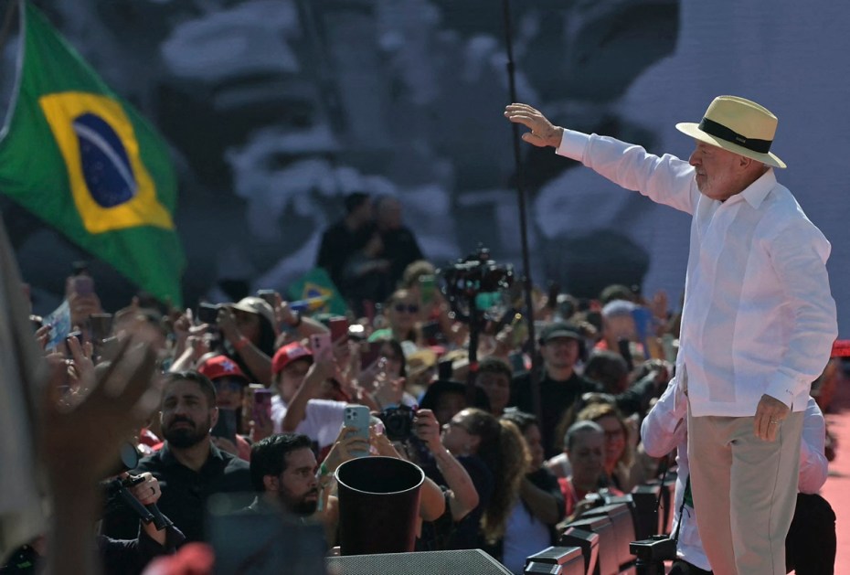 O presidente do Brasil e candidato à presidência, Luiz Inácio Lula da Silva, acena durante um comício no estádio municipal 1º de Maio, em São Bernardo do Campo, estado de São Paulo, Brasil, em 16 de agosto de 2026. Os brasileiros irão às urnas em 4 de outubro, mais uma vez profundamente polarizados e sob a sombra do presidente dos EUA, Donald Trump, que apoiou candidatos conservadores em eleições recentes na América Latina. (Foto de NELSON ALMEIDA / AFP)