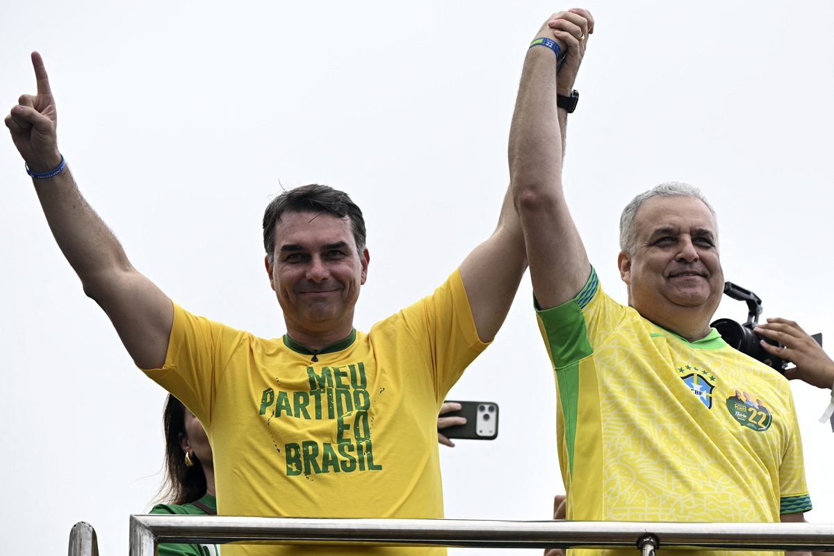 Em primeiro ato de campanha, Flávio sobe tom e retoma o 'bolsonarismo raiz'